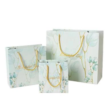 Imagem de Conjunto de sacolas de presente, folha de eucalipto, cartolina branca,