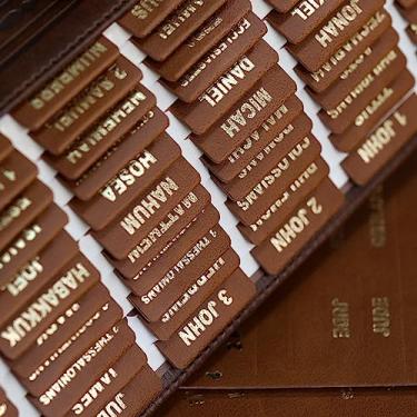 Imagem de UPAFEXXI - Abas bíblicas de couro, abas bíblicas para mulheres e homens (letras douradas) adesivos de impressão grande, fácil de ler e aplicar, etiquetas de 80 capítulos para fácil navegação (marrom)