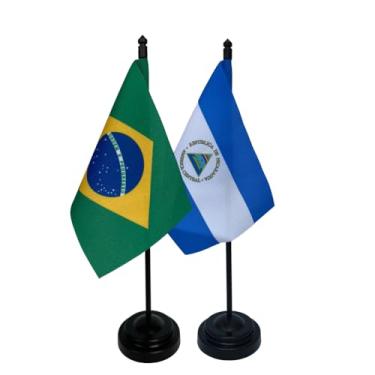 Imagem de Kit Bandeiras de Mesa Brasil e Nicarágua, Base e Haste em Plástico Preto, Tecido Oxford, Uma Face