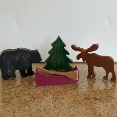 Imagem de Yookeer 5 peças de decoração de mesa de madeira para prateleira de floresta urso alce barco canoagem remo montanha placa de mesa de madeira presentes rústicos para cabana chalé casa berçário decoração