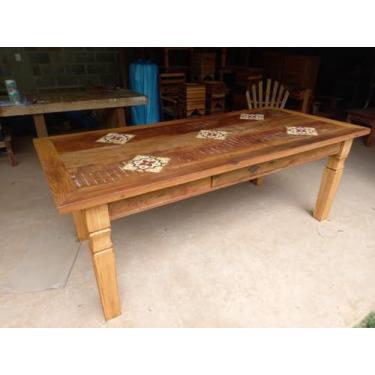 Imagem de Mesa de Jantar Rústica em Madeira Maciça com Ladrilhos Hidráulicos Decorativos, Design Tradicional