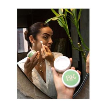 Imagem de Balm Hidratante Facial BK Beauty Com Vitamina E, D-Pantenol e Extrato Glicólico de Aloe Vera Para Todos Os Tipos De Pele. Possui Toque Seco, Absorção Rápida e Cria Uma Base Perfeita Para Maquiagem.