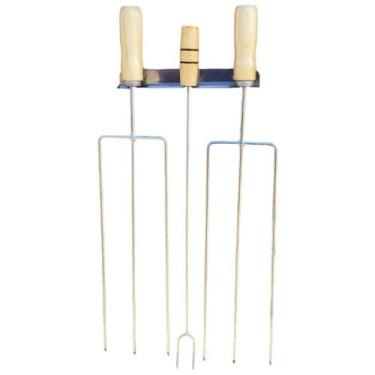 Imagem de Kit 2 Espetos Tridente Costelão 67 Cm+ Garfo 59 Cm Brinde - Riomar Equ