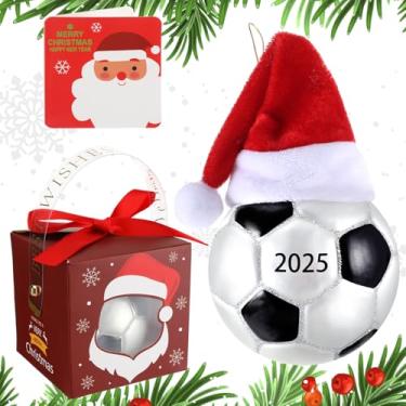 Imagem de Wovnet 3 peças de enfeite de futebol de Natal de 8 cm com caixa de presente bola de futebol soprada de vidro ornamentos de Natal em chapéu de Papai Noel com cartão para presentes de decoração de