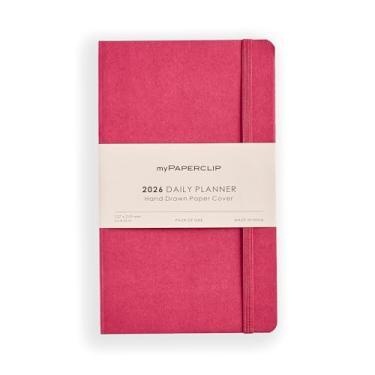 Imagem de myPAPERCLIP Agenda diária 2026 datada | Capa macia, 384 páginas, 80 g/m2, médio (12,7 x 21 cm) | Flat Lay | Marcador de livro e fecho elástico | Framboesa