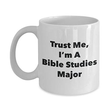Imagem de Caneca Trust Me, I'm A Bible Studies Major - Caneca de café de cacau quente divertido - Ideia de presente de mordaça de formatura