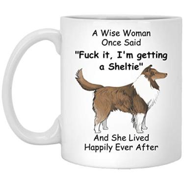 Imagem de Presentes engraçados Sheltie Dog Mom para mulheres amantes de filhotes Dia das Mães 2025 A Wise Woman Once Said Caneca de café com citações divertidas copo de cerâmica branco 325 ml