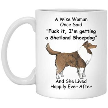 Imagem de Presente engraçado Shetland SheepDog Sheltie para mãe de cachorro para mulheres amantes de filhotes Dia das Mães 2024 A Wise Woman Once Said Caneca de café com citações divertidas copo de cerâmica