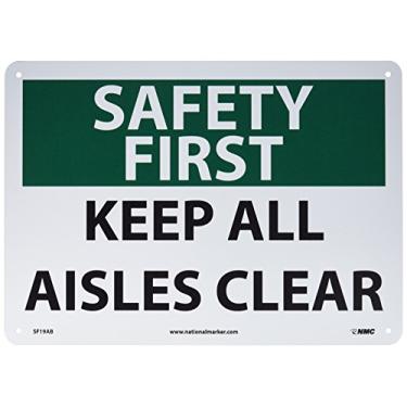 Imagem de NMC Placa SF19AB OSHA, legenda "SAFETY FIRST - KEEP ALL AISLES CLEAR", 35,56 cm de comprimento x 25,4 cm de altura, alumínio, preto/verde em branco
