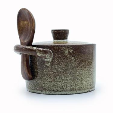 Imagem de YILUSHENGHUA Saleiro de cerâmica de 227 g com tampa e colher de madeira, recipiente de sal de bancada, açucareiro, pote de especiarias | Decoração de cozinha artesanal (cor de cerâmica grossa)