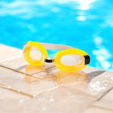 Imagem de Kit de Natação com Óculos de Proteção, Protetor Auricular e Nariz. Possui Lentes com o Tratamento Anti-Embaçante. Borracha Macia e Ajustável ao Redor dos Olhos.