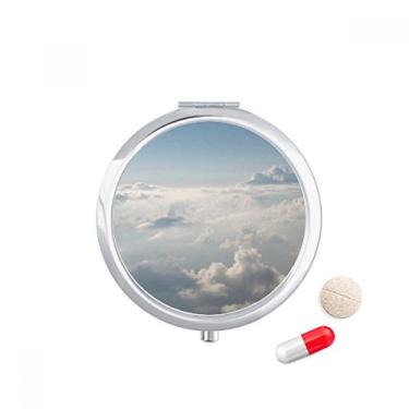 Imagem de Caixa de comprimidos com céu cinza e nuvens brancas, caixa de armazenamento de remédios