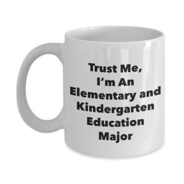 Imagem de Caneca Trust Me, I'm An Elementary and Kindergarten Education Major - Caneca de café divertida - Lindas ideias de presentes de formatura para amigos e colegas de classe