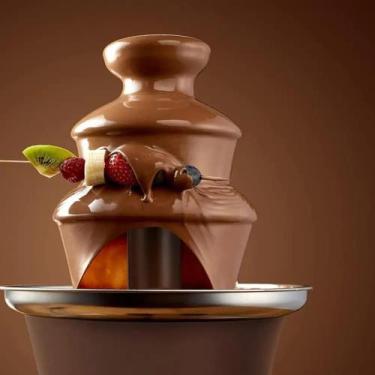 Imagem de Chocolate fondue fonte três camadas de chocolate derretimento com aque
