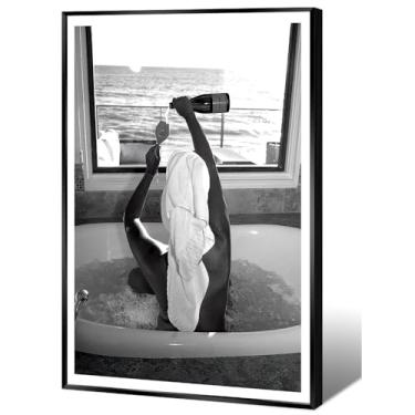 Imagem de Pôster moderno preto e branco engraçado mulher bebendo vinho na banheira arte de parede decoração de quarto de menina moda vintage bar carrinho impressões em tela para dormitório banheiro apartamento