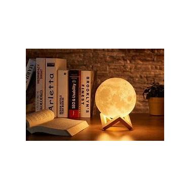 Imagem de Luminária Lua Cheia realista decocorativa -abajur luz 3 d decoração para sala ou quarto de led com suporte de madeira e pilha - cor amarela - 11 cm - fio monocromatica (1 cor)