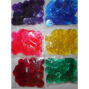 Imagem de 600 fichas de bingo de plástico, 100 de cada cor (vermelho, roxo, verde, rosa, amarelo e azul.)