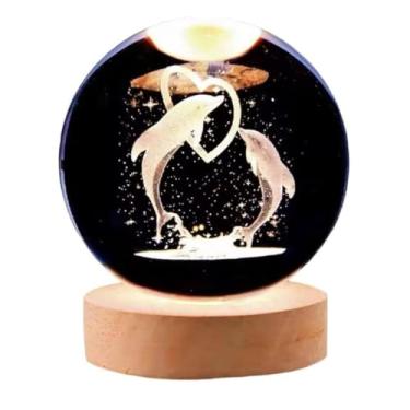 Imagem de Luminária Led Bola de Cristal 3D - Luz de Mesa P/Quarto, Sala, Escritório - Decoração, Enfeite, Abajur, Ornamento, Leitura, Presente - Base Madeira - Leal Shop (Casal de Golfinhos)