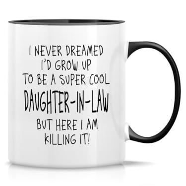 Imagem de Retreez Caneca engraçada para nora - xícara de café ou chá de cerâmica de 325 ml - Presente sarcástico hilário da sogra ou sogro - Caneca branca com alça preta e interior