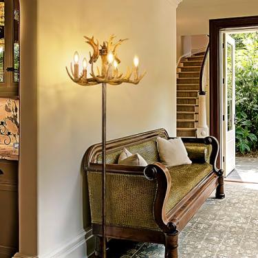 Imagem de Wellmet Luminária de chão de bronze para sala de estar, lâmpadas de chão de fazenda para quarto, vintage rústico chifre de veado, lâmpada de pé exclusiva para decoração de canto de cabine