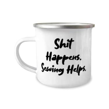 Imagem de Presentes de costura para amigos, Shit Happens. Ajuda de costura, caneca de acampamento de costura divertida de 355 ml, de