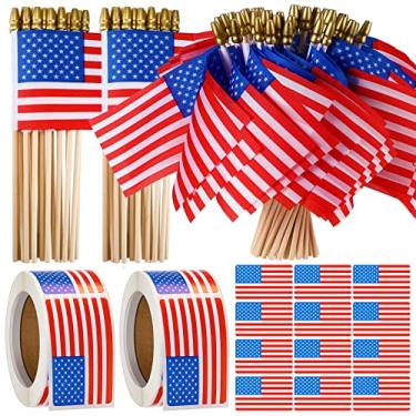 Imagem de Batiyeer 100 peças de mini bandeira americana no bastão e 500 peças de adesivos de bandeira dos EUA decoração patriótica para desfiles e festas do dia da memória de 4 de julho - poliéster, triangular