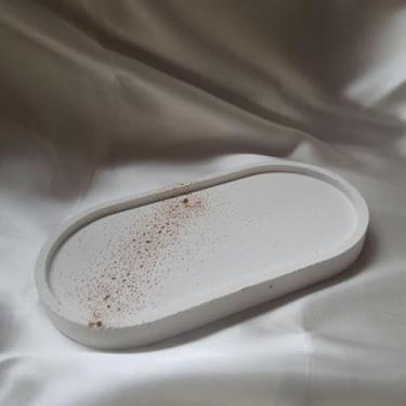 Imagem de Kit Bandeja Decorativa Oval Granilite Marmorizada Multiuso Porta Jóias Velas e Acessórios Bandeja Organizadora em Concreto Impermeável para Banheiro e Escritório (White glitter)