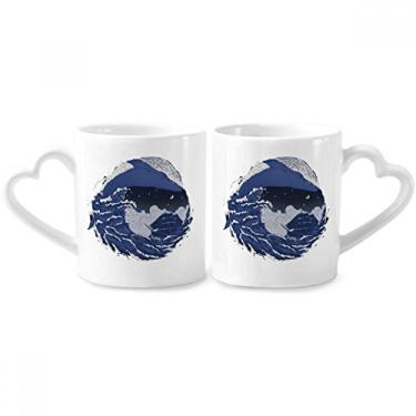 Imagem de Conjunto de canecas de porcelana para casais, escuros, noite com ondas do oceano azul, coração