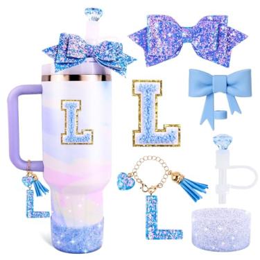 Imagem de Lingdeer Conjunto de acessórios de copo azul para Stanley 850 g e copo de 1,134 g com alça, pingentes de letras, capas de canudo de arco e diamante, bota de silicone com glitter, adesivo personalizado