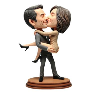 Imagem de Casal de beijo personalizado Bobblehead presente ideal feito à mão para parceiros românticos capturando momentos de abraço íntimo decoração de mesa exclusiva celebrando histórias de amor