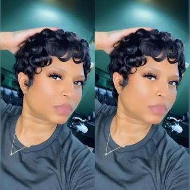 Imagem de Perucas Pixie Cut para mulheres negras cabelo humano ondulado virgem brasileiro ondulado sem cola curto em camadas corte Pixie perucas encaracoladas com franja cor preta natural