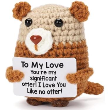 Imagem de Lontra de crochê feita à mão com cartão romântico I Love You - Presente de Natal para namorada namorado marido esposa casal - Decoração para aniversário de aniversário do dia dos namorados