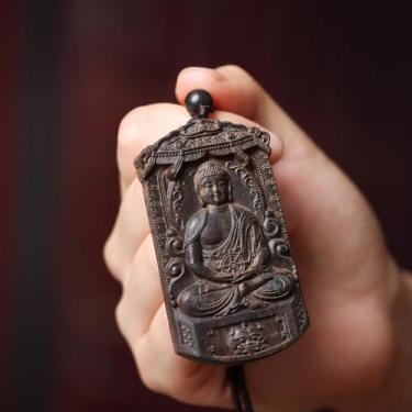 Imagem de FENNYYAR Estátua de Buda Mahavairocana esculpida à mão em madeira de ágar, 7 cm, 7 cm, colar com pingente de ovelha do zodíaco, macaco guardião e deus