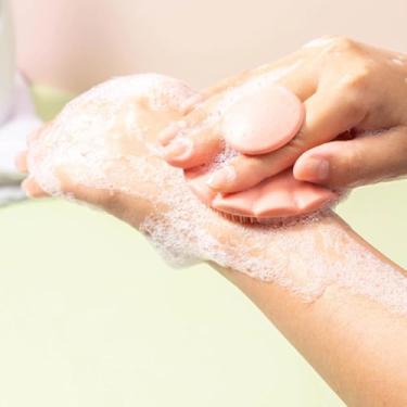 Imagem de 1 escova de limpeza facial e corporal de silicone macio, escova de massagem de limpeza multifuncional para remover sujeira e sujeira (rosa)
