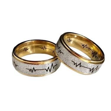 Imagem de Aliança Compromisso Diamantada Coração Prata com Dourado 8mm