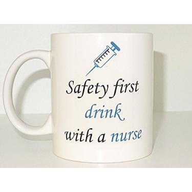 Imagem de Caneca divertida Safety First Drink with a Nurse masculina e feminina aniversário cerâmica exclusiva fofa enfermeira RN registrada enfermeira xícara de chá