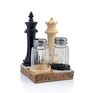 Imagem de Conjunto elegante de saleiro e pimenteiro com tema de xadrez - potes de temperos de vidro com suportes de peças de xadrez de resina - decoração de cozinha de inspiração retrô