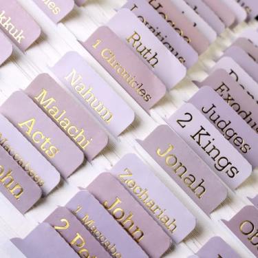 Imagem de Tabs da Bíblia Católica para Mulheres e Homens - Tabs Bíblicos Laminados com Impressão Grande, 73 Livros + 7 Etiquetas Extras, Presente Cristão