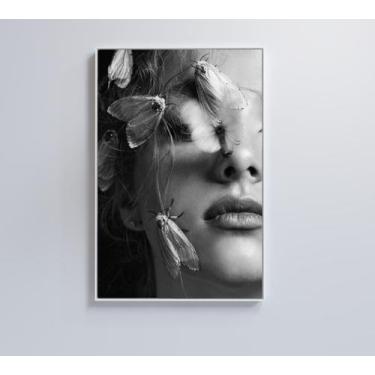 Imagem de Quadro mulher preto e branco com mariposa - Decor&Quadros, 90x60 cm, T