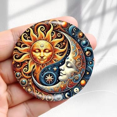 Imagem de Ímã de geladeira vintage Sun Moon Embrace Design - Adesivo de geladeira redondo acrílico de 5,8 cm, presente de decoração retrô, tamanho perfeito para geladeira, armário ou qualquer superfície