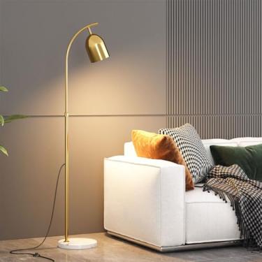 Imagem de Luminária de chão em metal polido, preta/dourada, moderna e minimalista, vertical, para leitura, elegante, para sala de estar, com interruptor de pé e base de mármore.