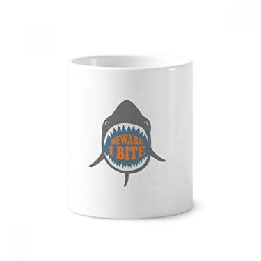 Imagem de Beware I Bite Shark Illustrate Porta-caneta escova de dentes copo de cerâmica branca 355 ml