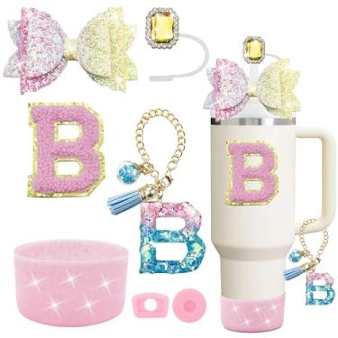 Imagem de Conjunto de acessórios de copo Stanley rosa 7 peças, decorações de iniciais para Stanley Cup 850.5 g 1,134 g, inclui cobertura de palha de joia, tampa à prova de derramamento, pingente de alça, bota