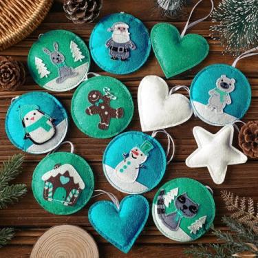 Imagem de SmoothNovelty 12 peças de enfeites de feltro de Natal para árvore, Papai Noel, boneco de neve, pão de gengibre, cor turquesa branca menta, para pendurar, decoração de feltro, artesanato para