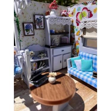 Imagem de Casa de Bonecas em Miniatura, Cozinha Vintage Estilo Roça, Artesanal, Decoração com Móveis Brancos e Almofadas Azuis, Modelo Montado