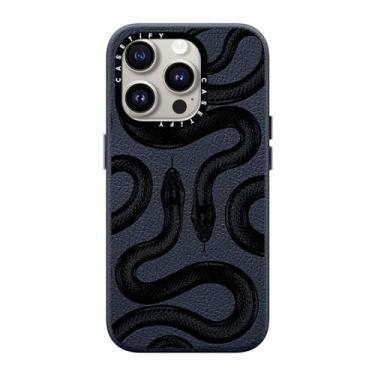 Imagem de CASETiFY Capa de couro para iPhone 15 Pro [Texturizada/Proteção contra quedas de 1,5 m/Compatível com Magsafe] - Estampas de animais - Kingsnake preto - Azul marinho