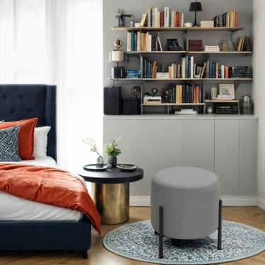 Imagem de Puff Orgânico Decorativo Redondo Para Sala Pés De Ferro Alaska Linho Cinza Escuro