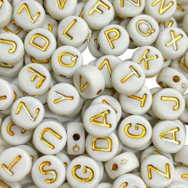 Imagem de 600un Missangas Brancas Redondas Letras Douradas Alfabeto