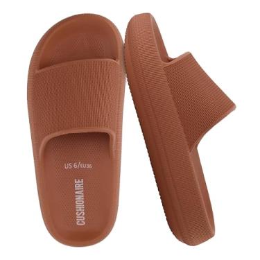 Imagem de CUSHIONAIRE Pantufas femininas Feather EVA – Chinelos femininos confortáveis, sapatos de banho internos e externos, chinelos essenciais para praia, Laranja, 37