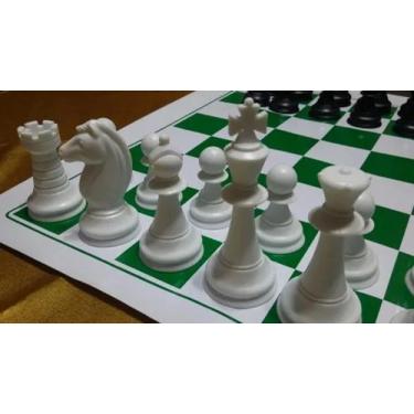 Xadrez sobre o tabuleiro de xadrez do tablet pc em um fundo branco